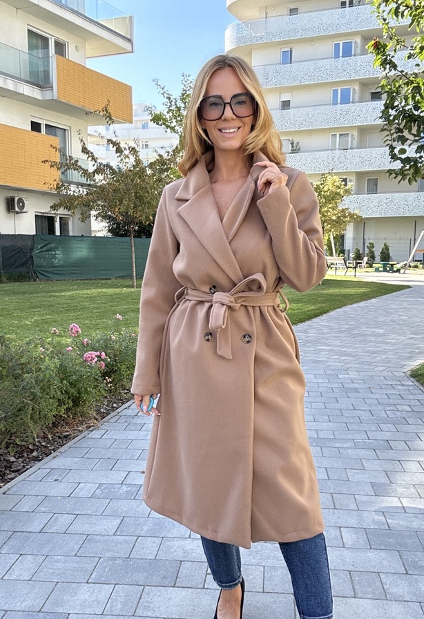 Kendra szövetkabát– Hosszított női szövetkabát aranybarna – Innova Fashion